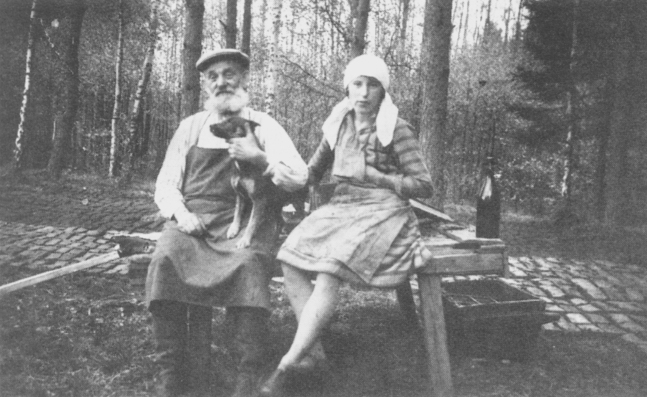 Viktor und Frau beim Torfstechen